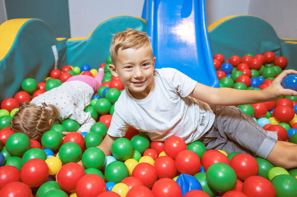 spielende Kinder im Bällebad