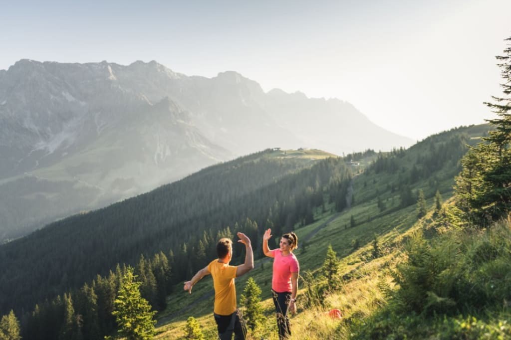 Wandern bei Sonnenuntergang in den Alpen