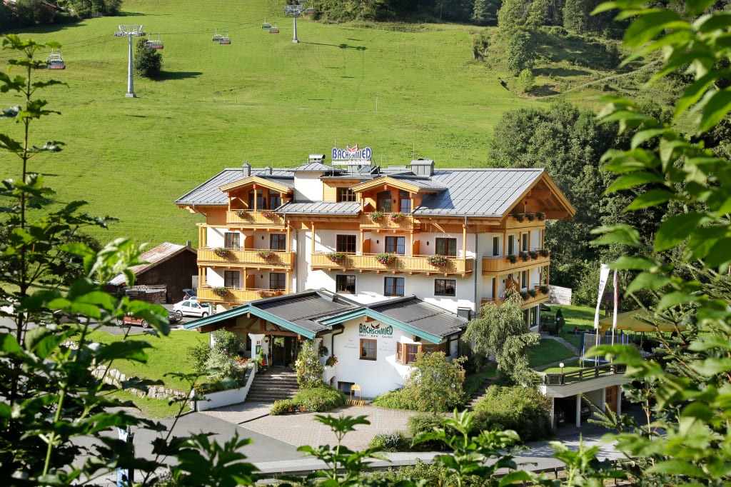 Luftaufnahme des Hotels Bachschmied in der grünen Berglandschaft