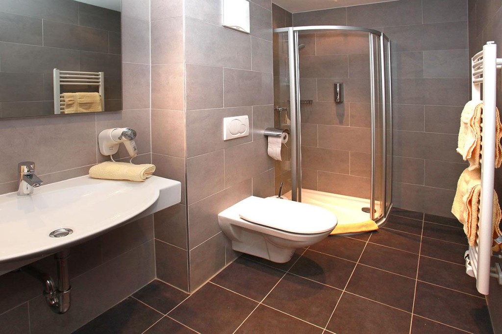 Geräumiges und barrierefreies Badezimmer im Hotel Bachschmied