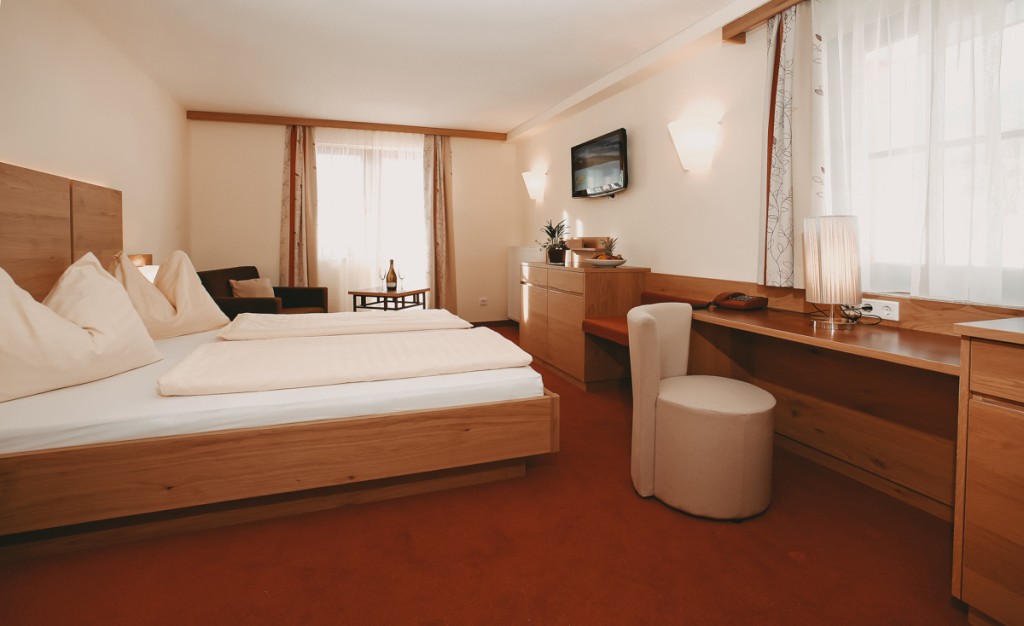 Großes Bett mit TV