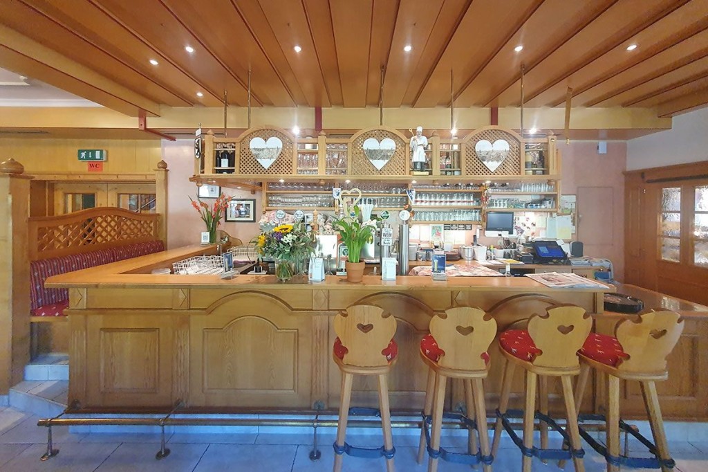 Gemütliche Bar im Hotel Bachschmied mit moderner Holzeinrichtung