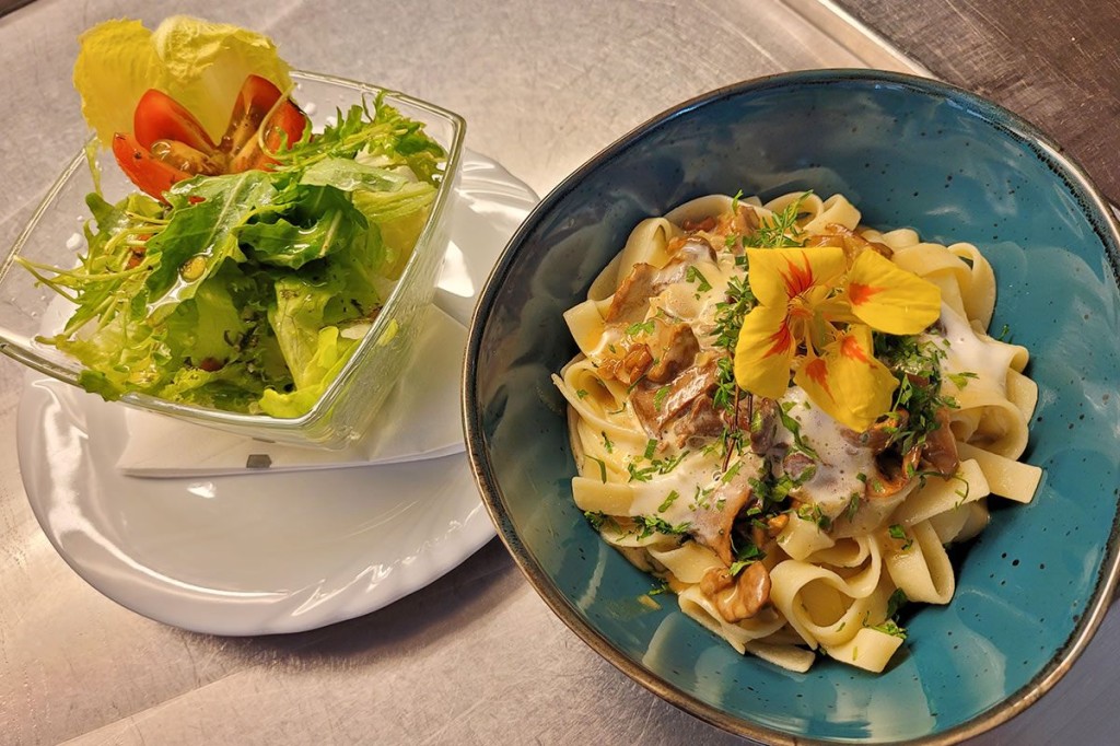 Frischer Salat und köstliche Pasta im Hotel Bachschmied