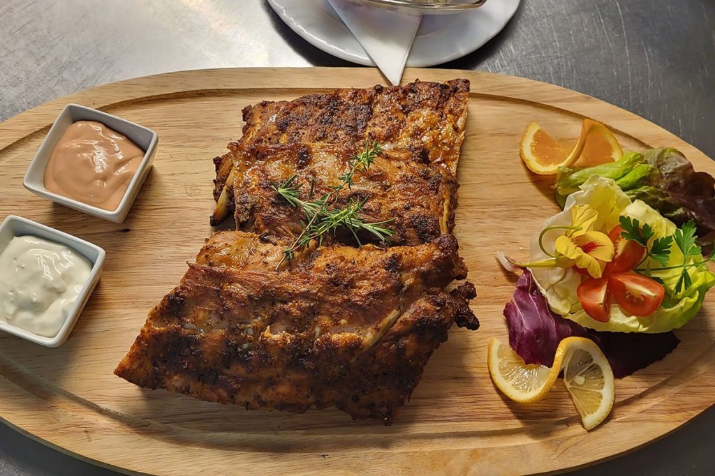 Zartes gegrilltes Fleisch mit Beilagen im Hotel Bachschmied