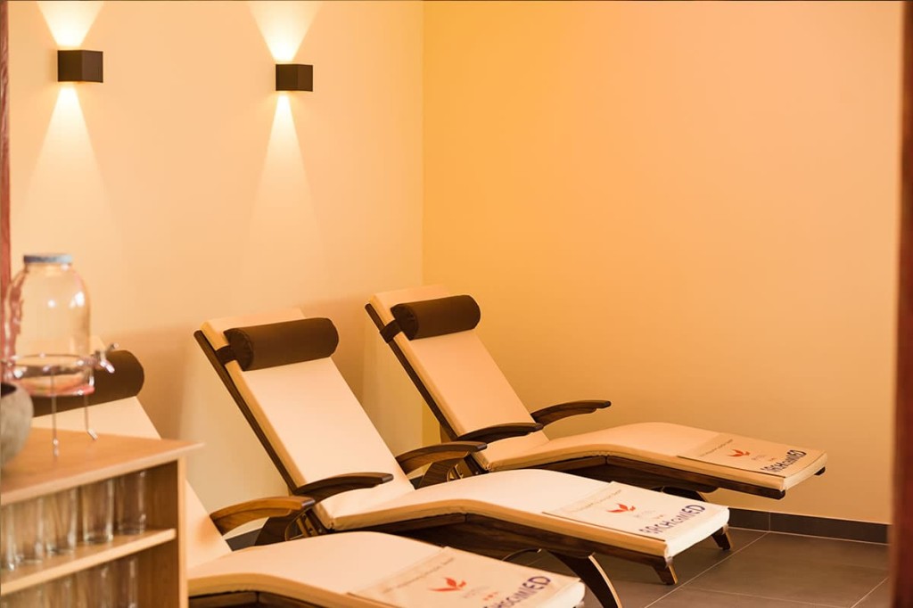 Komfortable Ruheliegen im Entspannungsbereich des Hotels Bachschmied