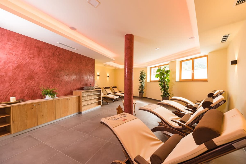 Stilvoller Wellnessbereich mit bequemen Liegen im Hotel Bachschmied