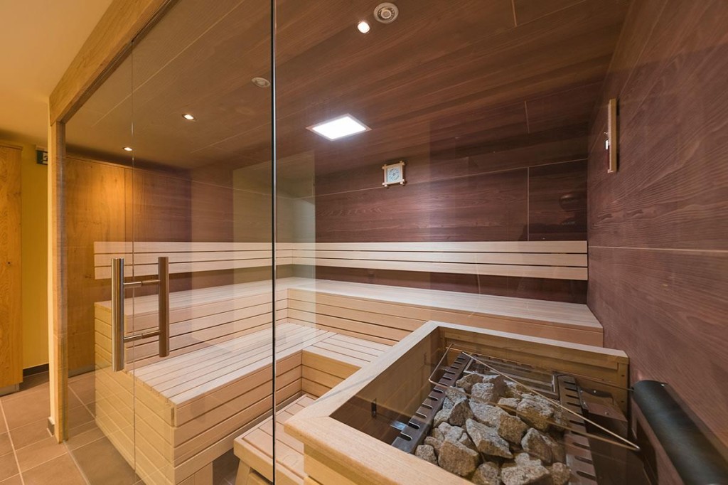 Entspannender Wellnessbereich mit Sauna im Hotel Bachschmied in Maria Alm