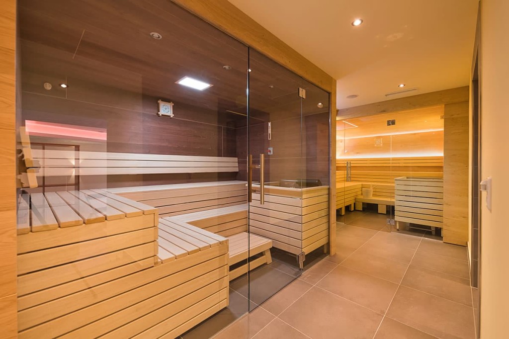 Moderner Saunabereich mit vielfältigen Wellnessangeboten im Hotel Bachschmied