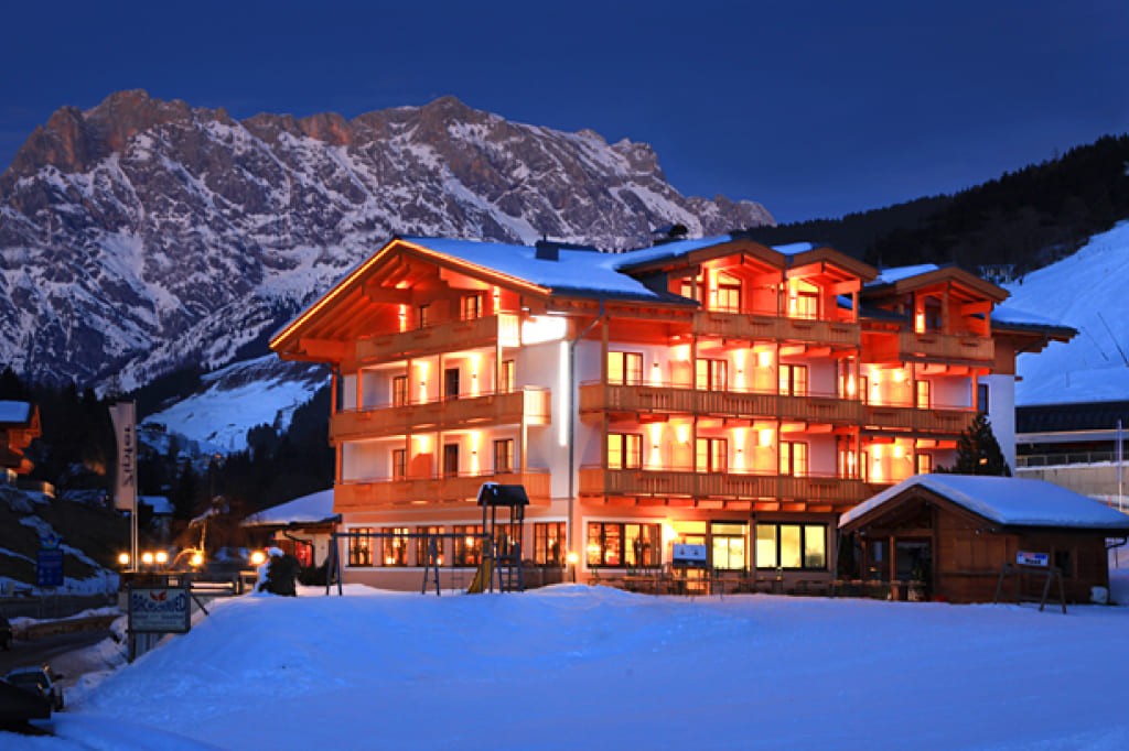 Hotel Bachschmied bei Nacht in Außenansicht vor Bergkulisse