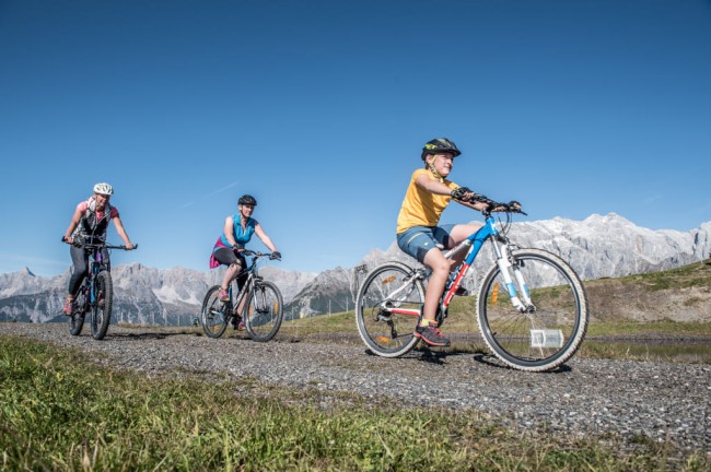 Radfahren mit der Familie im Sommerurlaub am Hochkönig