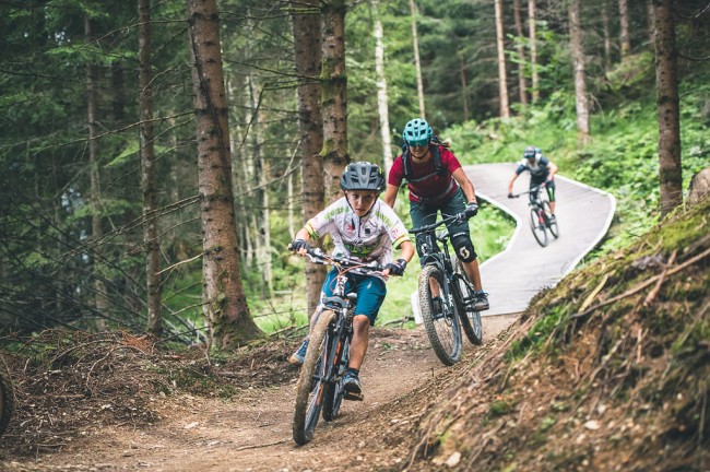 Familien-Abenteuer Downhill fahren am Flowtrail