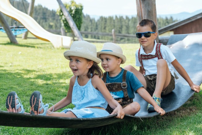 Kinder spielen im Freien im Pfingsturlaub am Hochkönig ©TVB_Hochkönig