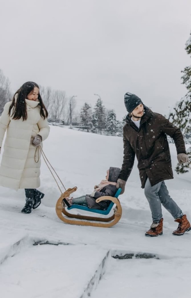 Kinder posieren mit Skiern im verschneiten Hochk&ouml;nig, Skiurlaub und Familienmomente. &copy;SalzburgerLand Tourismus-Verena Schierl