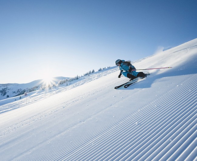Skifahrer auf der Skipiste in Mühlbach am Hochkönig
