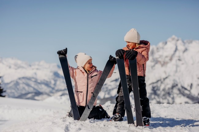 Kinder posieren mit Skiern im verschneiten Hochk&ouml;nig, Skiurlaub und Familienmomente. &copy;SalzburgerLand Tourismus-Verena Schierl